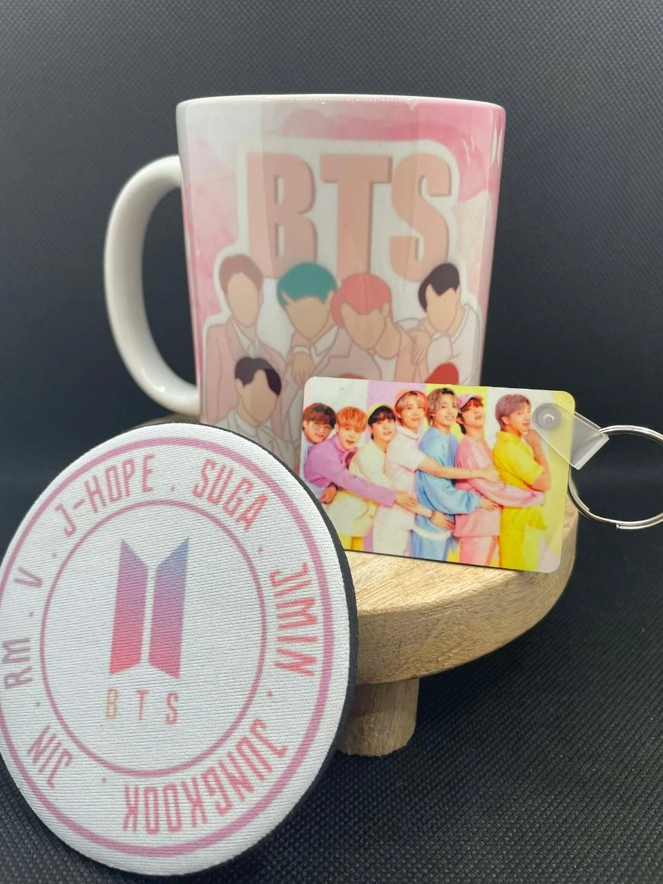 🎁 Coffret Mug – Mug + Porte-clés + Dessous de Tasse – BTS 💜